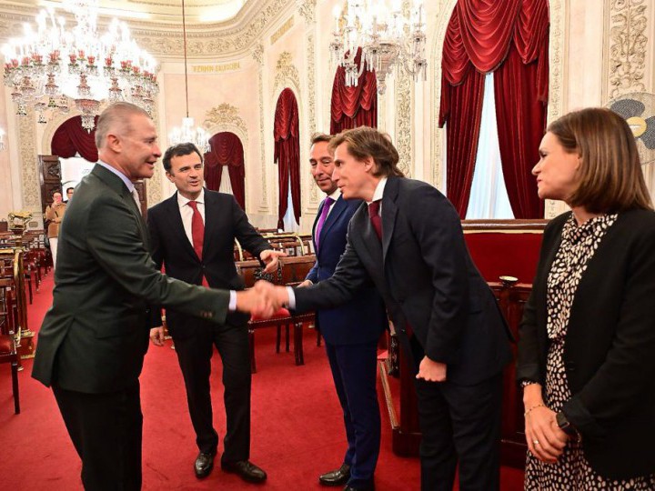 El embajador de México visita el Ayuntamiento de Cádiz